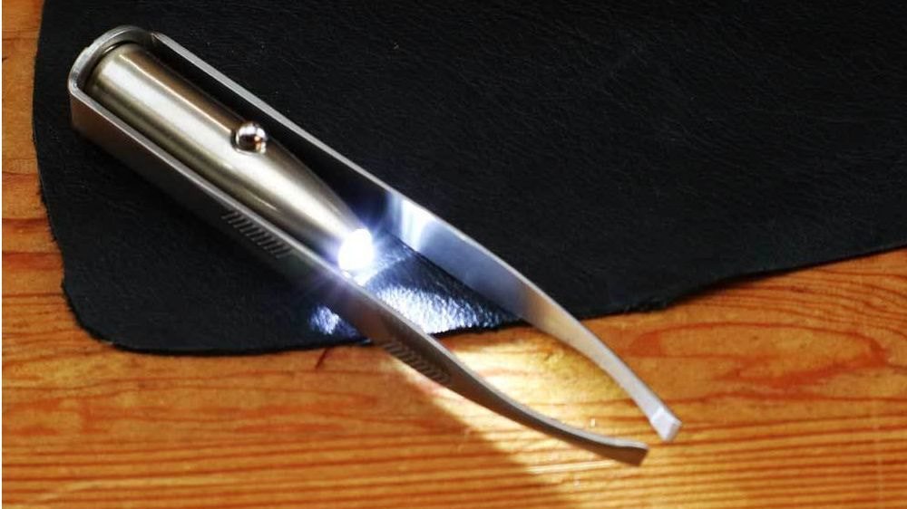 的確にムダ毛　とげ等をつかむ　ピンポイントで明るいトゥイザーズ